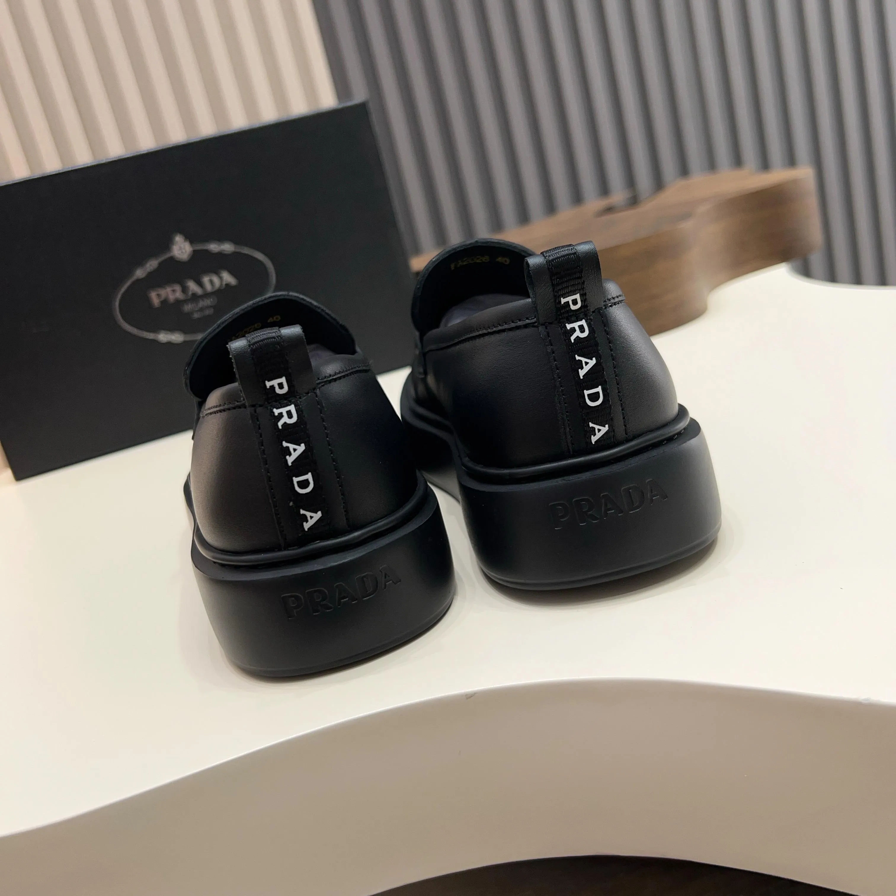 💰740 Thick-soled trendy brand (Prada) mainly promotes popular models, avant-garde and versatile fashionable men's shoes, private version molding, cowhide splicing 1:1 replica... fashionable, simple, elegant, more eye-catching and more classy, ​​it will subvert the old idea, a must-have for fashionistas who want to spend time with you! Must keep it! Tall and comfortable outsole, high-end quality workmanship. @ Code number: 39-44 38 45 can be ordered. Multiple colors are available.